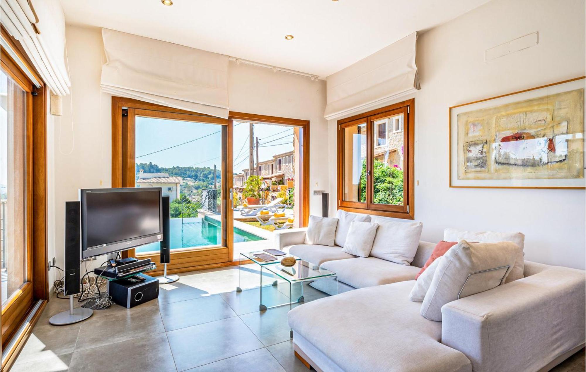 3 Bedroom Gorgeous In Mancor De La Vall Vakantiehuis