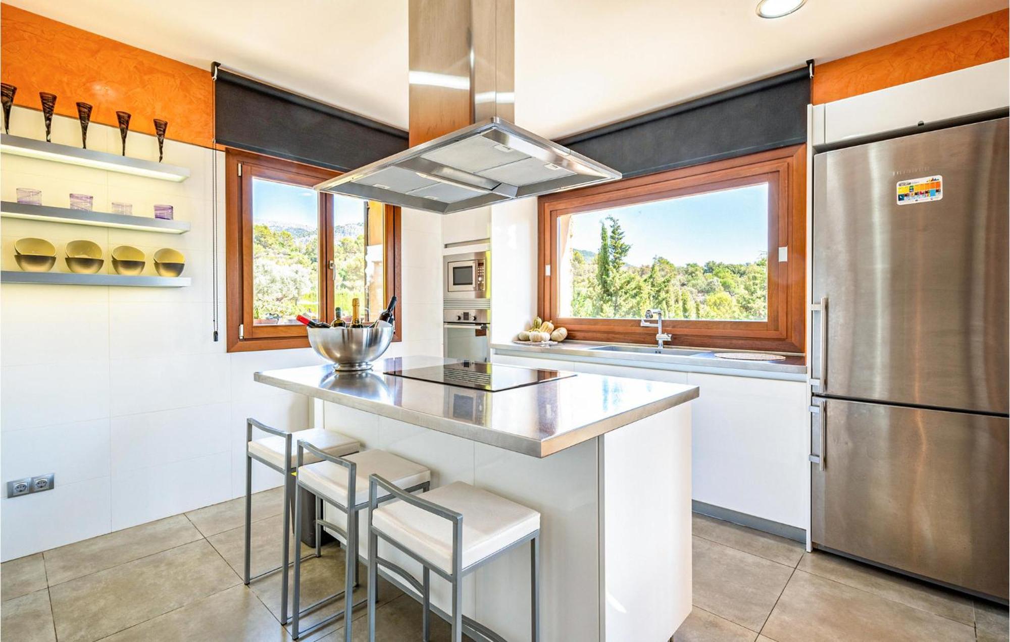 3 Bedroom Gorgeous In Mancor De La Vall Vakantiehuis