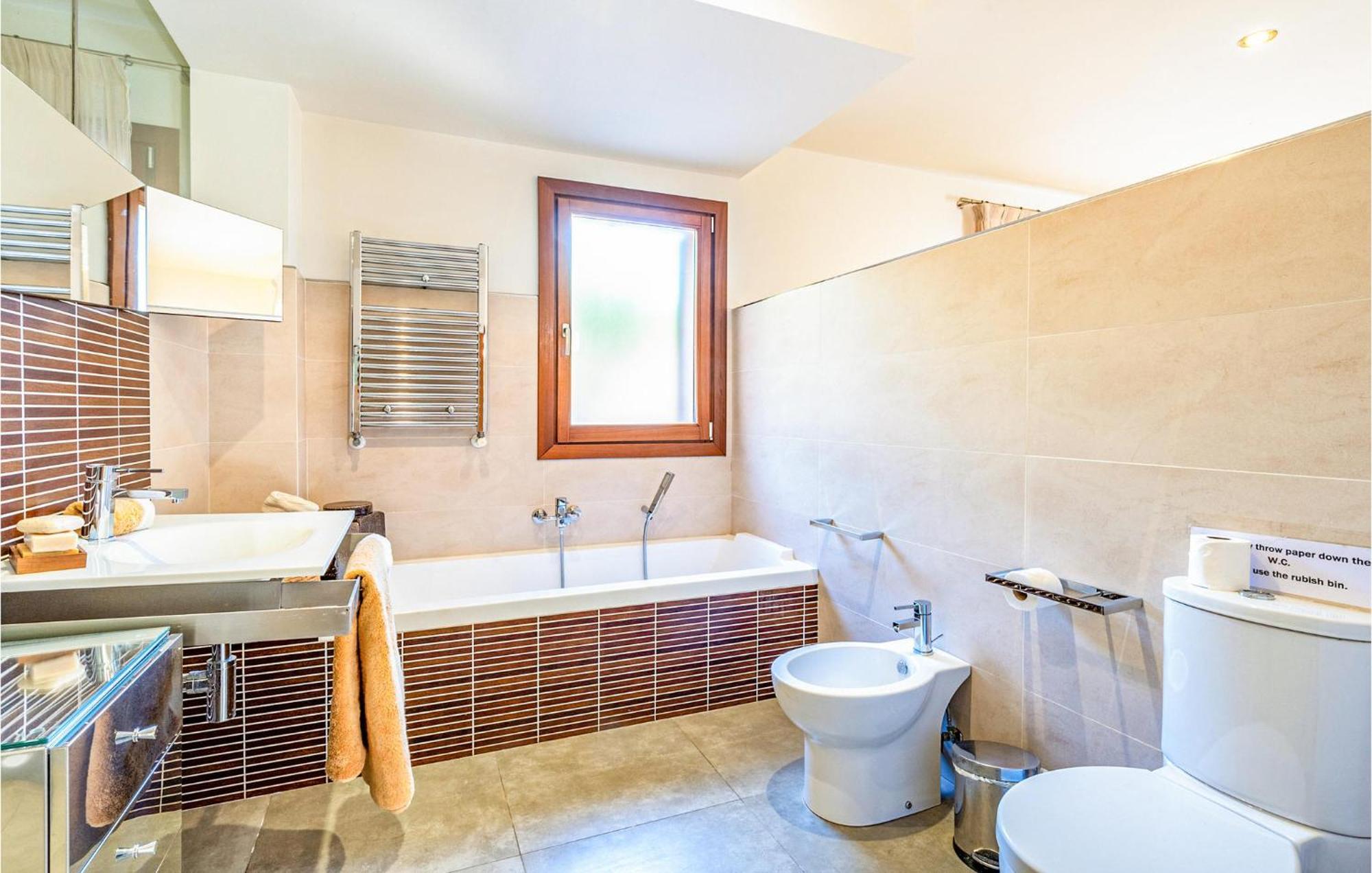 3 Bedroom Gorgeous In Mancor De La Vall Vakantiehuis Mancor del Valle